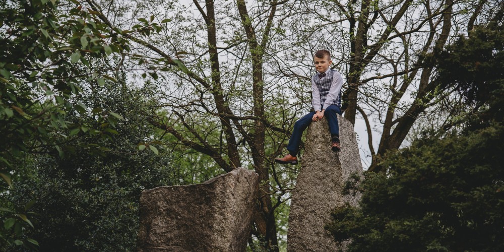 Komunia Szymona - sesja rodzinna w plenerze